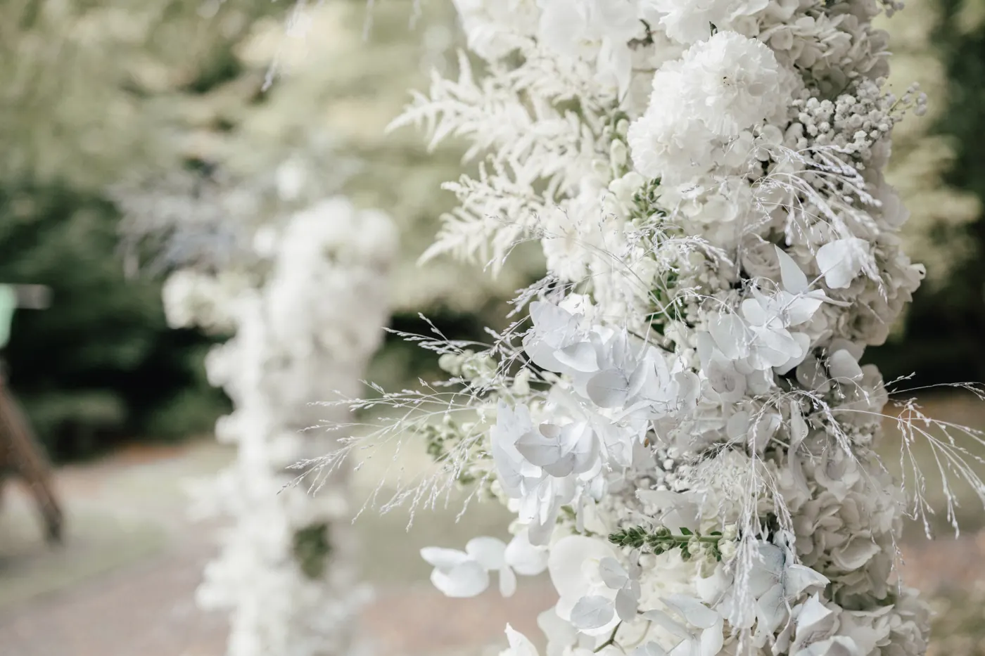 Detail der weißen Blütenwolke mit Orchideen und feinen floralen Verzweigungen